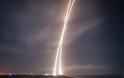 Ο ιδιωτικός πύραυλος της SpaceX έγραψε ιστορία με την κάθετη προσγείωσή του