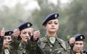Γυναίκες στον στρατό: Ποιοι αντιδρούν και τι πρόβλημα έχει η Τρόικα;