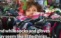 Βίντεο: Η Σούζαν Σάραντον ψωνίζει κάλτσες και γάντια για τους πρόσφυγες