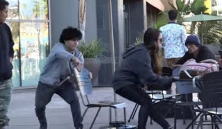 ΤΡΕΛΟ ΓΕΛΙΟ: Tραβούσε τις καρέκλες ανυποψίαστων πολιτών σε καφετέριες και μετά έτρεχε! [video] - Φωτογραφία 1