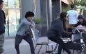 ΤΡΕΛΟ ΓΕΛΙΟ: Tραβούσε τις καρέκλες ανυποψίαστων πολιτών σε καφετέριες και μετά έτρεχε! [video]