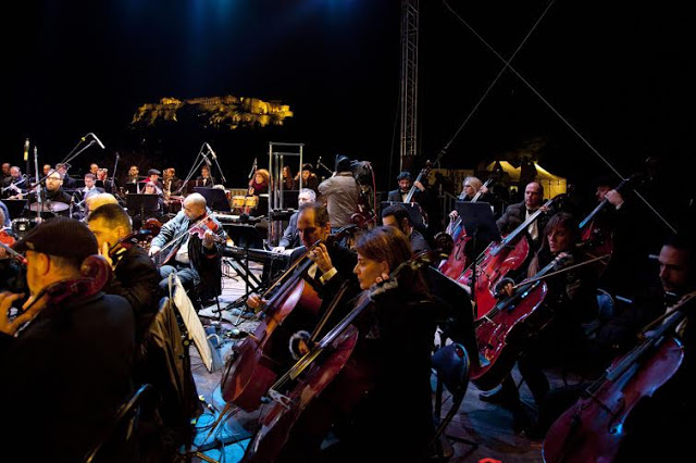 Υποδοχή του νέου χρόνου στη σκιά της Ακρόπολης με τη Συμφωνική Ορχήστρα του δήμου Αθηναίων και τον Φίλιππο Πλιάτσικα - Φωτογραφία 2