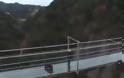 Βίντεο: Τρομοκρατημένη ρεπόρτερ διασχίζει τη μεγαλύτερη γυάλινη γέφυρα του κόσμου