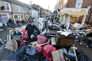 Τραγωδία στη Βρετανία: Οι πλημμύρες έφεραν τεράστιες καταστροφές ενώ τώρα κάνουν επιδρομές οι κλέφτες... [photos] - Φωτογραφία 1