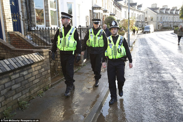 Τραγωδία στη Βρετανία: Οι πλημμύρες έφεραν τεράστιες καταστροφές ενώ τώρα κάνουν επιδρομές οι κλέφτες... [photos] - Φωτογραφία 2