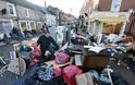 Τραγωδία στη Βρετανία: Οι πλημμύρες έφεραν τεράστιες καταστροφές ενώ τώρα κάνουν επιδρομές οι κλέφτες... [photos]