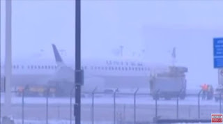 Bίντεο: Αεροπλάνο της United γλίστρησε και σταμάτησε εκτός διαδρόμου στο Σικάγο - Φωτογραφία 1