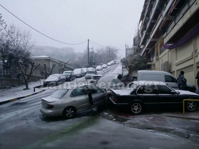 Λαμία: Έχασε τον έλεγχο στη χιονισμένη κατηφόρα [photos] - Φωτογραφία 4