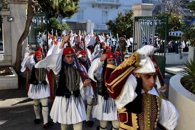 Ο ΥΕΘΑ Πάνος Καμμένος στην κοπή της Πρωτοχρονιάτικης πίτας της προεδρικής φρουράς - Φωτογραφία 7