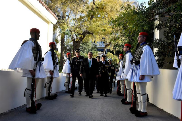 Ο ΥΕΘΑ Πάνος Καμμένος στην κοπή της Πρωτοχρονιάτικης πίτας της προεδρικής φρουράς - Φωτογραφία 8