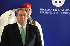 Ο ΥΕΘΑ Πάνος Καμμένος στην κοπή της Πρωτοχρονιάτικης πίτας της προεδρικής φρουράς