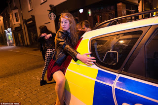 Απίστευτες σκηνές στην Βρετανία την Πρωτοχρονιά: Λιποθυμούσαν στους δρόμους από το ποτό... [photos] - Φωτογραφία 1