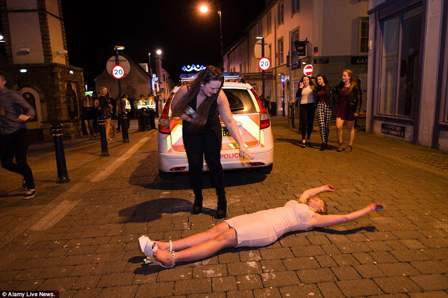 Απίστευτες σκηνές στην Βρετανία την Πρωτοχρονιά: Λιποθυμούσαν στους δρόμους από το ποτό... [photos] - Φωτογραφία 3