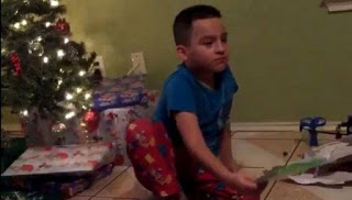 Απίστευτο! Δείτε πώς κάνει αυτό το παιδάκι όταν βλέπει πως ο Άγιος Βασίλης δεν του έφερε το δώρο που ήθελε... [video] - Φωτογραφία 1