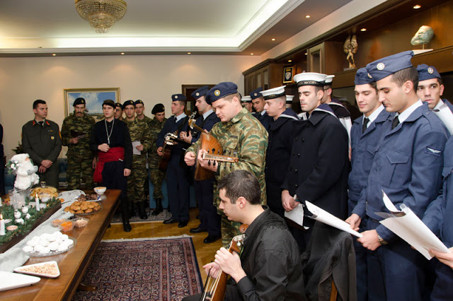 Πρωτοχρονιάτικα Κάλαντα από τη Χορωδία του Τάγματος ΓΕΕΘΑ και την Μπάντα της ΠΑ στον Αρχηγό ΓΕΑ - Φωτογραφία 5