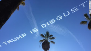 ''Είναι αηδιαστικός'' - Εναέρια μηνύματα... αγάπης για τον Τραμπ στην Καλιφόρνια - Φωτογραφία 1