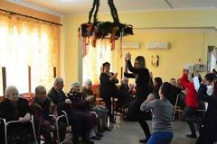 Κάλαντα, τραγούδια και χοροί από μικρά παιδιά στους παππούδες και τις γιαγιάδες του γηροκομείου Ναυπλίου