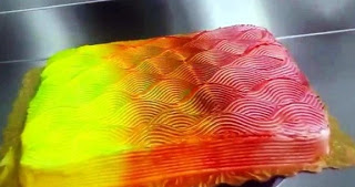 Σίγουρα δεν έχετε ξαναδεί παρόμοιο κέικ που όταν το γυρνάς αλλάζει… χρώματα [video] - Φωτογραφία 1