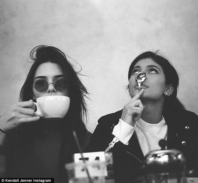 Με ποιον πίνει τσάι η Kendall Jenner; [photo] - Φωτογραφία 2