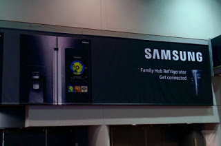Ψυγείο με τεράστια οθόνη αφής που διαφημίζει η Samsung στη CES 2016 - Φωτογραφία 1