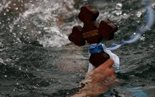 ΔΕΝ ΞΑΝΑΓΙΝΕ: Πλακώθηκαν στο ξύλο μέσα στο νερό…για τον σταυρό! [photos] - Φωτογραφία 1