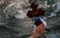ΔΕΝ ΞΑΝΑΓΙΝΕ: Πλακώθηκαν στο ξύλο μέσα στο νερό…για τον σταυρό! [photos]
