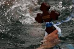 ΔΕΝ ΞΑΝΑΓΙΝΕ: Πλακώθηκαν στο ξύλο μέσα στο νερό…για τον σταυρό! [photos]