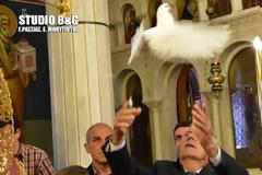 Λευκά περιστέρια στην τελετή Αγιασμού των υδάτων στην Ευαγγελίστρια Ναυπλίου
