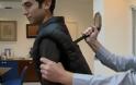 Δημοσιογράφος τέσταρε αλεξίσφαιρο γιλέκο και κατέληξε μαχαιρωμένος στην πλάτη - Φωτογραφία 2
