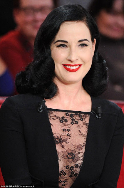 Απλά απίστευτη! Δείτε πώς εμφανίστηκε η Dita Von Teese σε τηλεοπτικό show... [photos] - Φωτογραφία 2