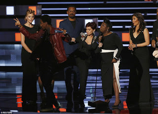 Χαμός στα People's Choice Awards: Ένας άνδρας όρμηξε στη σκηνή και... του έριξαν κλοτσίες για να φύγει.. [photos] - Φωτογραφία 1