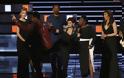 Χαμός στα People's Choice Awards: Ένας άνδρας όρμηξε στη σκηνή και... του έριξαν κλοτσίες για να φύγει.. [photos]