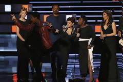 Χαμός στα People's Choice Awards: Ένας άνδρας όρμηξε στη σκηνή και... του έριξαν κλοτσίες για να φύγει.. [photos]
