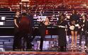 Χαμός στα People's Choice Awards: Ένας άνδρας όρμηξε στη σκηνή και... του έριξαν κλοτσίες για να φύγει.. [photos] - Φωτογραφία 2