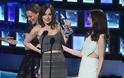 'Οχι ότι δεν τα έχουν δει όλοι αλλά... Το ατύχημα της Dakota Johnson στη σκηνή των People's Choice Award... [photos] - Φωτογραφία 2