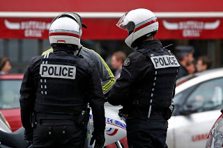 Νεκρός ο άνδρας που επιτέθηκε σε αστυνομικό τμήμα στο Παρίσι... - Φωτογραφία 1