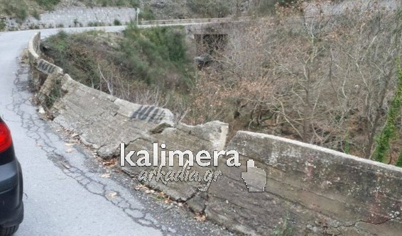 Έτοιμο να καταρρεύσει τμήμα του γεφυριού στα Λαγκάδια [photos] - Φωτογραφία 4