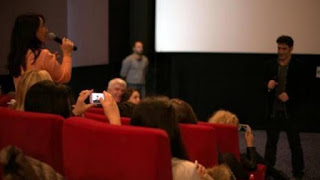 Πάτρα: Συγκλόνισε η δασκάλα από την Αλβανία στην προβολή της ταινίας του Παπακαλιάτη - Εμείς θα βοηθήσουμε την Ελλάδα να γίνει και πάλι δυνατή - Φωτογραφία 1