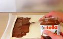 Άπλωσε την Nutella πάνω στο φύλλο και δημιούργησε το πιο γρήγορο και νόστιμο επιδόρπιο... [video]