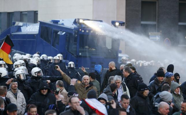 Συμπλοκές στην Κολωνία - Ακροδεξιοί πέταξαν μπουκάλια μπίρας και καπνογόνα στους αστυνομικούς [photos] - Φωτογραφία 4