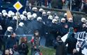 Συμπλοκές στην Κολωνία - Ακροδεξιοί πέταξαν μπουκάλια μπίρας και καπνογόνα στους αστυνομικούς [photos]