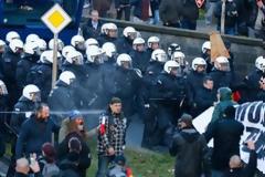 Συμπλοκές στην Κολωνία - Ακροδεξιοί πέταξαν μπουκάλια μπίρας και καπνογόνα στους αστυνομικούς [photos]