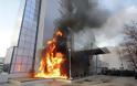 Μολότοφ και φωτιές στο κτήριο της κυβέρνησης στο Κόσοβο