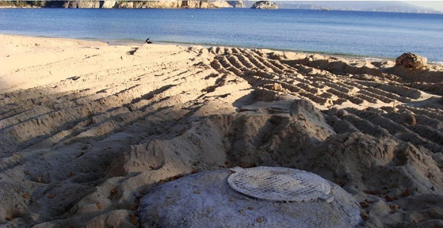 Βάλτος Πάργας: Έβαλαν τα καπάκια του βιολογικού κυριολεκτικά ΜΕΣΑ στην άμμο - Φωτογραφία 2