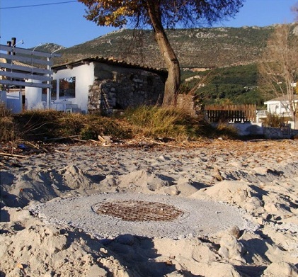 Βάλτος Πάργας: Έβαλαν τα καπάκια του βιολογικού κυριολεκτικά ΜΕΣΑ στην άμμο - Φωτογραφία 3