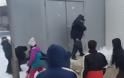 Αστυνομικοί παίζουν χιονοπόλεμο με προσφυγόπουλα! - Βίντεο