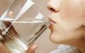 Τι επηρεάζει το φθόριο στο πόσιμο νερό που πίνουμε;