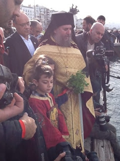 Σμύρνη: Μια περίεργη πομπή με εξαπτέρυγα, εικονίσματα, βάδισε προς τη θάλασσα… - Φωτογραφία 2