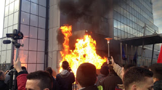 Κόσοβο: Μολότοφ και φωτιές έξω από το κτίριο της κυβέρνησης - Φωτογραφία 1