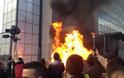 Κόσοβο: Μολότοφ και φωτιές έξω από το κτίριο της κυβέρνησης - Φωτογραφία 1